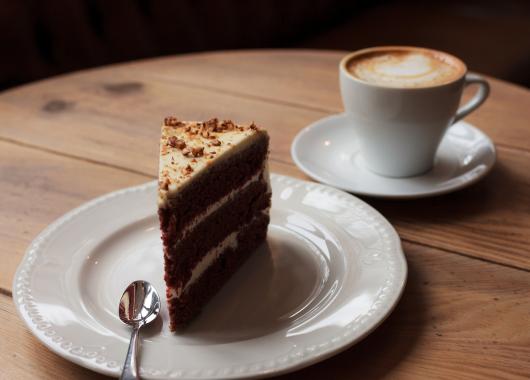 Cake on a plate & coffee 