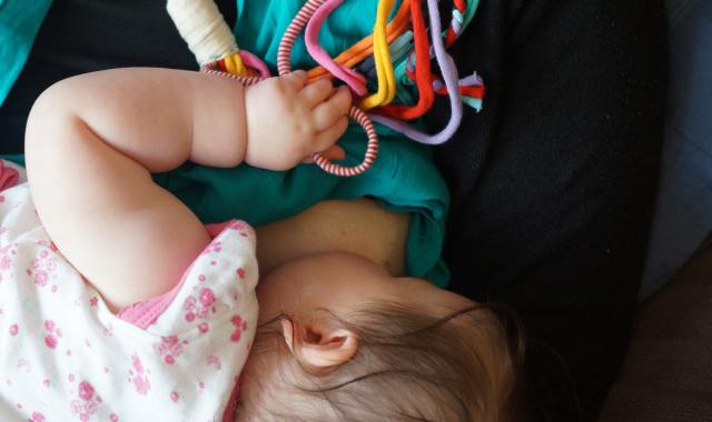 Distracted Baby or Full? – Help Baby Focus When Feeding