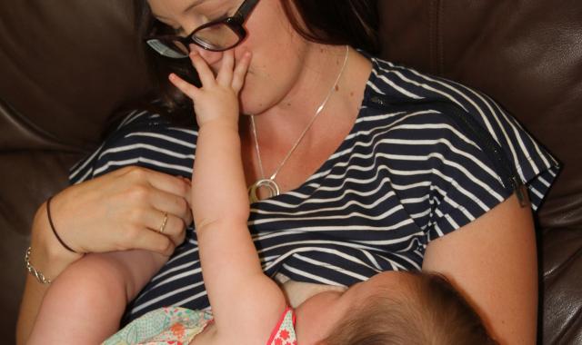 Distracted Baby or Full? – Help Baby Focus When Feeding